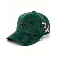 Casquette de baseball 5 panneaux en daim personnalisée OEM ODM avec broderie 3D, logo personnalisé et fleur de cerisier brodée sur le côté
