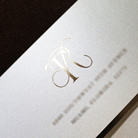 Invitation de mariage personnalisée en velours beige avec pochette rigide royale, estampage à chaud doré de luxe et enveloppe en papier nacré