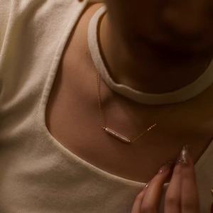 Collier minimaliste en or 14 carats et petite barre en argent, avec une belle perle baroque naturelle, polyvalent et lumineux, collier de niche - Product Image 1