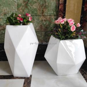 Maceta de fibra de vidrio duradera con forma de diamante, florero FRP con revestimiento de PE para decoración de suelo de jardín y flores artificiales - Product Image 4