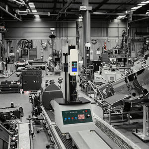 AEL Vertikale Einsäulen-Elektronische Kraftprüfmaschine 1 Jahr Garantie 0,5% Genauigkeit IP55-Schutz für Druck/Zug-Tests - Product Image 3