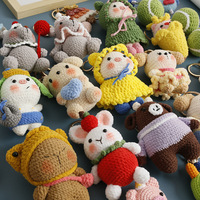 Una colección de nuevos productos de muñecas tejidas a mano, lindísimos colgantes de lana hechos a crochet y muñecas de dibujos animados tejidas.