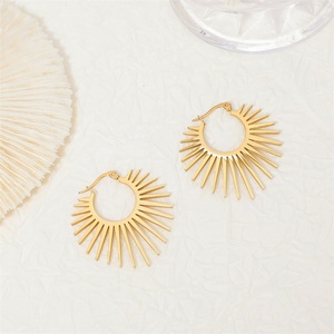 Boucles d'oreilles géométriques haut de gamme personnalisées pour femmes, motif tournesol délicat - Product Image 6