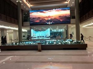 شاشة OLED شفافة مقاس 55 بوصة مع وظيفة SDK متطورة، فعالة من حيث التكلفة للاستخدام المريح في المتاجر وقاعات العرض - Product Image 5