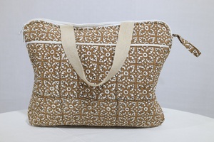 กระเป๋าพิมพ์ลายด้วยมือ สะท้อนวิธีการพิมพ์ผ้าแบบดั้งเดิม ออกแบบมาเพื่อการใช้งานระยะยาวและจัดระเบียบได้อย่างมีประสิทธิภาพ - Product Image 2