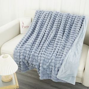 Manta de lana de primera calidad Manta azul claro esponjosa suave y cálida, mantas a rayas decorativas y regalables para mujeres, hombres - Product Image 3