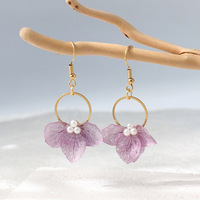 Boucles d'oreilles originales faites à la main en résine avec fleurs d'hortensia véritables, perles élégantes, bijoux floraux préservés, souvenir du jardin botanique, cadeau