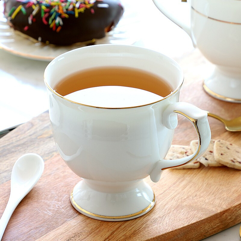 6_Vaso con pie y borde dorado