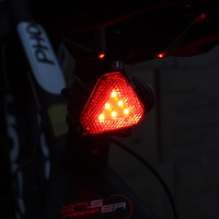 Feu arrière triangulaire pour vélos et VTT, 6 LED, alimenté par batterie, équipement de conduite nocturne