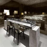 Vitrines murales de style européen symétriques blanches pour bijouterie, conception personnalisée pour toute la boutique, avec îlot central