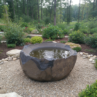 Bain d'oiseaux de jardin extérieur au design moderne en pierre de basalte naturelle, durable et écologique, pour projets d'aménagement paysager