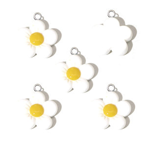 Ciondoli Charm Sfusi Colorati in Resina a Forma di Fiore per Collane, Artigianato Fai-da-Te e Creazione di Gioielli W358 21*24mm - Product Image 4