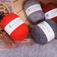 Nerzhaar-Mischgarn mit Kaninchenhaar, recycelt und gefärbt, für handgestrickte Pullover, Schals und andere umweltfreundliche Kleidung.