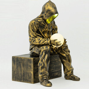 Statua Moderna di Arte Occidentale, Figura Umana a Grandezza Naturale, Uomo con T-shirt in Posizione Eretta e Seduta, Scultura Illuminata in Colore Cromo - Product Image 6