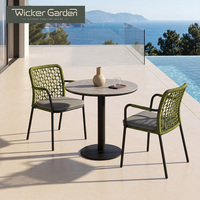 Ensemble de table et de chaises de salle à manger en aluminium moderne et luxueux pour l'extérieur, résistant à l'eau et durable, idéal pour les jardins et les hôtels