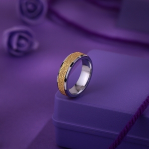 Elegante Anillo de Plata de Ley de Dos Tonos con Banda de Acabado Dorado Texturizado, Joyería Moderna y Minimalista para Uso Diario Unisex - Product Image 1