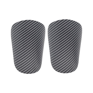 Protections de tibia de football professionnelles pour adultes avec motif en fibre de carbone, légères et protectrices pour l'entraînement et les matchs, résistantes aux impacts. - Product Image 3