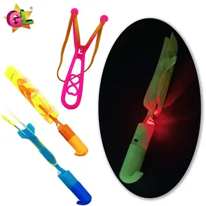 Accendi giocattoli all'ingrosso con elicotteri volanti a led giocattoli con freccia lampeggiante lancio a mano per bambini