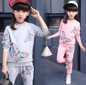 เสื้อผ้าเด็ก OEM ผลิตตามสั่ง ขายส่ง ชุดเสื้อยืดพิมพ์ลายผีเสื้อสำหรับเด็กผู้หญิง ชุดสองชิ้นสำหรับเด็กช่วงฤดูใบไม้ร่วง - Product Image 2