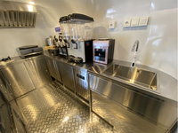 Remolque de Comida Móvil Negro con Ventanas Corredizas, Mini Cocina Compacta y Equipo Multifuncional para Venta de Comida Rápida en la Calle Urbana