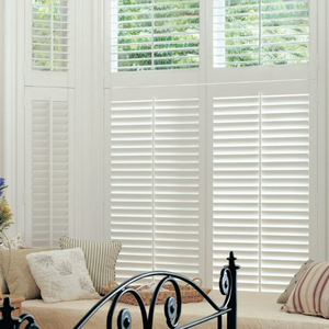 Volets coulissants en bois véritable de style anglais et australien en <span class=keywords><strong>PVC</strong></span> en vrac <span class=keywords><strong>pour</strong></span> fenêtres en <span class=keywords><strong>baie</strong></span> - Product Image 1