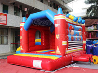 Château gonflable avec toboggan et zone de saut, thème camion de pompiers