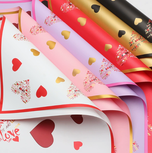 Papel de embalaje de flores con diseño de corazón de flores y amor, translúcido, impermeable, de plástico mate, papel para regalos hecho a mano, papel para floristería - Product Image 1