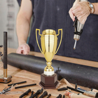 2025 usine directe en gros compétition sportive trophée en métal vente au détail générale Base en bois tasse de récompense pour les utilisateurs finaux d'assurance
