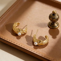 Boucles d'oreilles créoles en acier inoxydable plaqué or 18 carats avec perles pour femme, forme C texturée, style vintage, cadeau, vente en gros, OEM