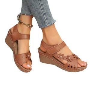 Sandalias de cuña transpirables de moda para mujer, de diseñador, con aumento de altura, calzado hueco cruzado para primavera y verano, al por mayor - Product Image 5