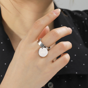 <span class=keywords><strong>Bague</strong></span> minimaliste en acier inoxydable <span class=keywords><strong>de</strong></span> couleur or avec grand pendentif rond, bagues pour les doigts, cadeaux d'anniversaire à la mode pour femmes <span class=keywords><strong>2022</strong></span> - Product Image 3