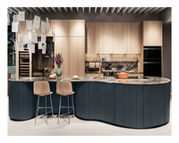 Meuble de cuisine moderne avec panneau cannelé incurvé, comptoir en marbre et rangement en bois laqué pour villa