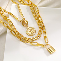 Best-seller Ensemble de colliers à boucle OT à trois couches de style luxe léger pour femmes Pendentif en plaque gaufrée avec chaîne à maillons en alliage de zinc
