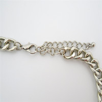 Collier à chaîne à maillons cubains avec lettre et pendentif en fer à cheval en alliage de zinc