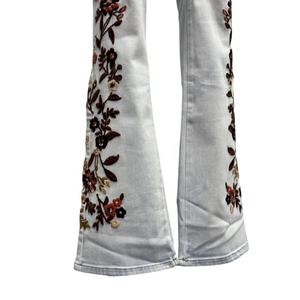 Pantalones Vaqueros de Mezclilla para Mujer OEM, Jeans con Bordado Floral, Pantalones Casuales de Corte Acampanado - Product Image 5