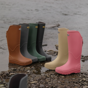 Stivali da pioggia impermeabili lunghi da uomo e da donna alla moda per lavoro stivali di fango piatti per la stagione delle piogge - Product Image 1