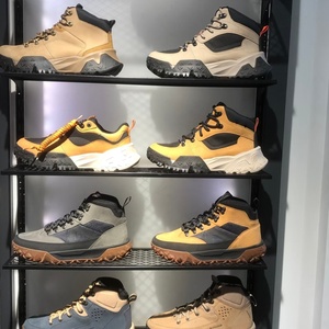 Chaussures de marche neutres de luxe, bottes de travail en cuir véritable de créateur original, style streetwear, bottes jaunes imperméables - Product Image 1