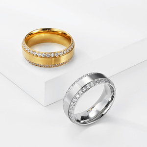 Anello Chunky Personalizzato OEM in Oro 18K PVD con Bordi in Cristallo Micro Pave, Gioielli Minimalisti per Coppie - Product Image 3