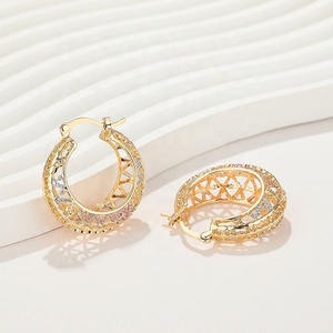 Boucles d'oreilles créoles pour femme, plaquées or 18 carats, motif tendance, vente en gros - Product Image 5
