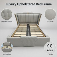 Luxuriöses Modernes PU-Leder Polsterbett mit Flügelkopfteil, Kanalgesteppt, Goldene Zierleiste, Metallakzent, Hotel-Schlafzimmer Dekorationsstil