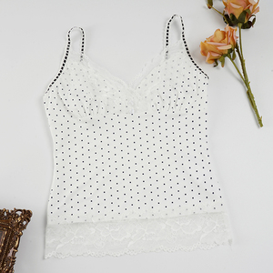 Débardeur élégant blanc à pois pour femme avec dentelle, col en V, bretelles spaghetti, dos nu, coupe ajustée pour l'été 2026 - Product Image 6