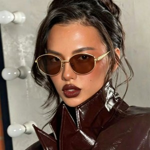 نظارات شمسية نسائية جديدة لعام 2026 بتصميم أوروبي أمريكي عتيق بإطار بيضاوي صغير، عصرية ومواكبة للموضة، للحماية من الشمس في الأماكن المفتوحة، مناسبة للتجارة عبر الحدود. - Product Image 2