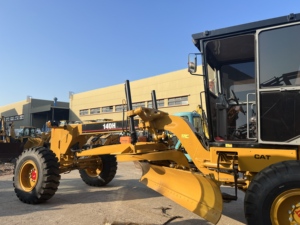 Niveleuse à moteur Caterpillar 140H d'occasion, moteur CAT 3306 d'origine, lame de 14 pieds, bon état, niveleuse routière d'occasion. - Product Image 4