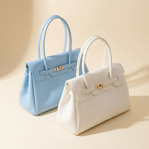 Sac fourre-tout élégant personnalisé en cuir PU pour femme avec fermeture éclair et motif brodé - Product Image 1