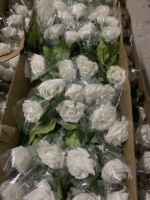 Hochwertige Rote Rosen Künstliche Blumen Realistische Rosen-Arrangements mit Stielen im Großhandel für Hochzeit Valentinstag Heimdekoration