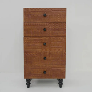 <span class=keywords><strong>Coffre</strong></span> en <span class=keywords><strong>bois</strong></span> vintage à cinq tiroirs : motifs sculptés complexes, rangement rétro pour chambre à coucher et salon avec boutons noirs et pieds tournés - Product Image 6
