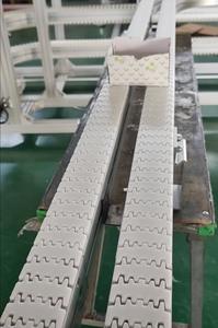 Gebogen Roestvrijstalen Flexibele Kettingtransporteur Met Instelbare Snelheid En Duurzaam Ontwerp Voor De Dagelijkse Chemische Industrie Van Levensmiddelen - Product Image 3