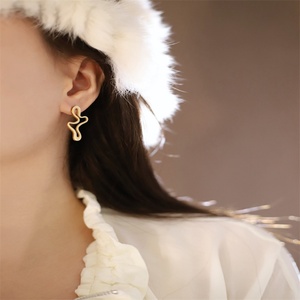 Boucles d'oreilles minimalistes étanches en acier inoxydable plaqué or, clous d'oreilles géométriques irréguliers et creux - Product Image 2
