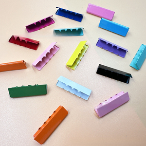 Taodao a peint des pinces de queue colorées, des sangles, des ceintures en fer, des accessoires pour chevaux, des boucheaux, des cordes, des sacs. - Product Image 3