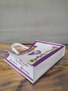 Sac fourre-tout de haute qualité en tissu non tissé laminé avec logo personnalisé, réutilisable pour les courses, l'épicerie, les chaussures et l'emballage - Product Image 4